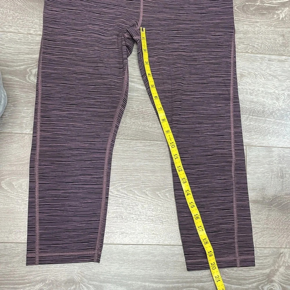 NWOT Athleta Ultimate Capri Leggings Black Purple Linear Lines Volcanic M - Picture 10 of 16